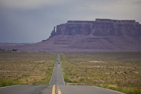 La route panoramique vers Monument Valley dans une journée ennuyeuse et brumeuse — Photo