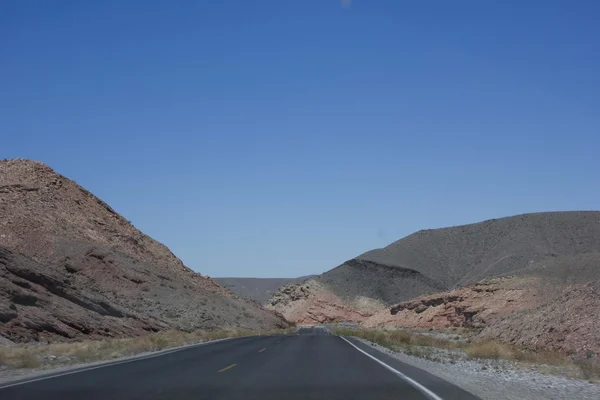 Straße durch den Berg in Nevada — Stockfoto