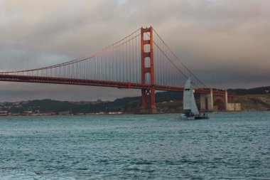 Golden Gate Köprüsü San Francisco altında geçen bir tekne