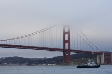 Golden Gate Köprüsü San Francisco altında geçen bir tekne
