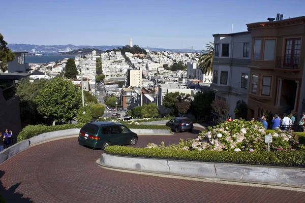 Lombard Street em São Francisco, com um carro a atravessá-lo — Fotografia de Stock