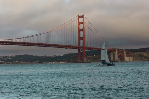 A boat passing under the Golden Gate Bridge in San Francisco — Stock Photo, Image