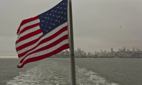 Американский флаг, машущий на лодке — стоковое фото