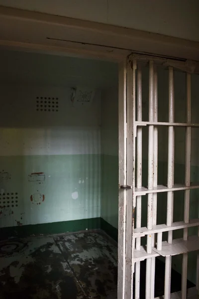 Cierre de una celda vacía en la penitenciaría de Alcatraz — Foto de Stock