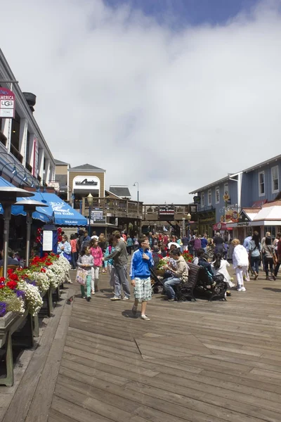 Люди, що йдуть уздовж Pier 39 док в San Francisco — стокове фото