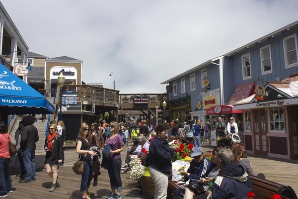 People walking along Pier 39 dock in San Francisco — Stock Photo, Image