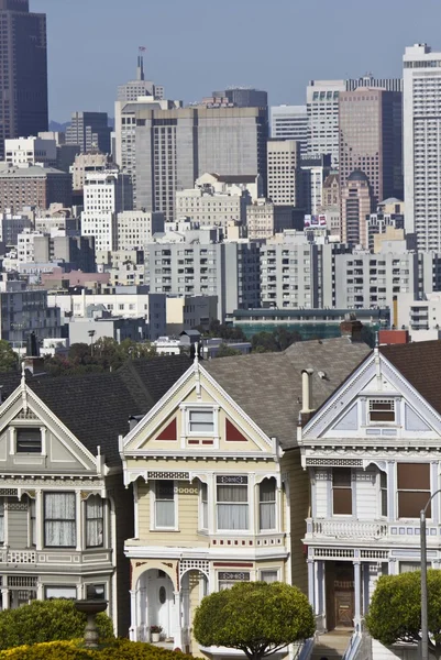 Χρωματισμένες κυρίες βικτοριανά σπίτια στο Σαν Φρανσίσκο — Φωτογραφία Αρχείου