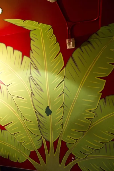 Toliette publique avec une grande feuille de marijuana peinte sur le mur — Photo