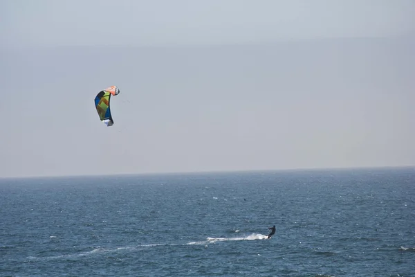 Kite Surfing in the Pacific Ocean — Stock Photo, Image