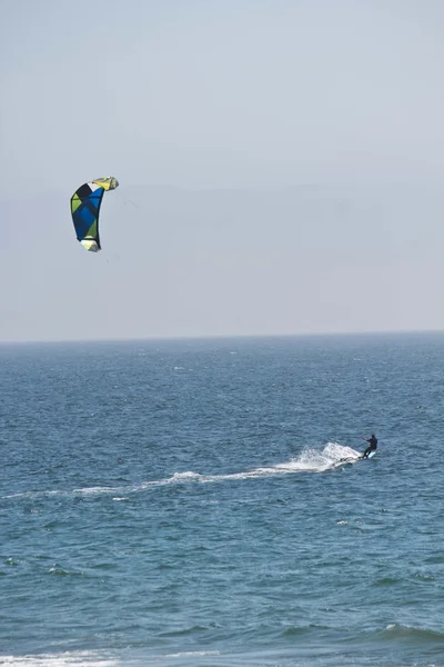 Kite Surfing no Oceano Pacífico — Fotografia de Stock