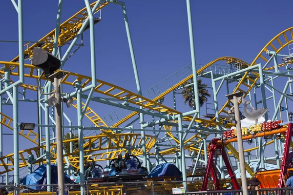 Santa Cruz gekleurde ijzer rollercoaster — Stockfoto