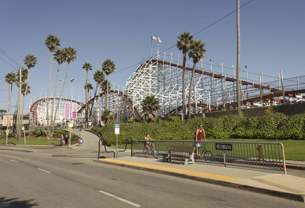 Santa Cruz Beach vanaf de straat bij de ingang van het attractiepark — Stockfoto