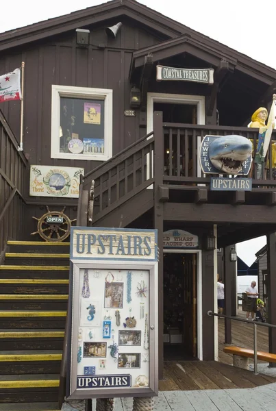 Дерев'яні магазин в Stearns Wharf, Санта-Барбара — стокове фото