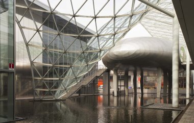 Milan Fuarı modern Binası, cam ve çelik mimarisi