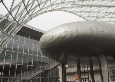 Milan Fuarı modern binanın içinde