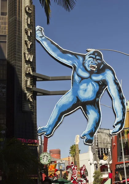 Enorma King Kong hänga på ett palats — Stockfoto
