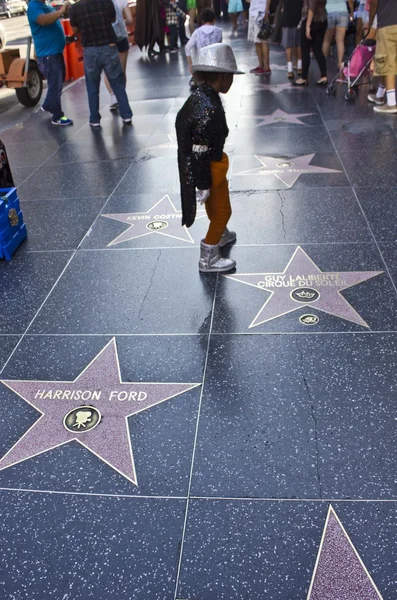 Um jovem garoto realizando Michael Jackson na Calçada da Fama de Hollywood — Fotografia de Stock