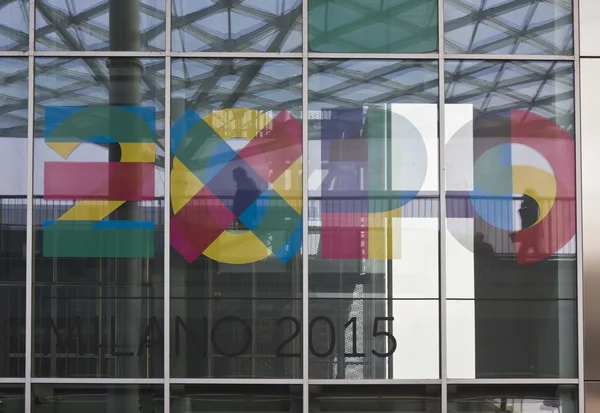 2015年世博会标志印在窗户上 — 图库照片