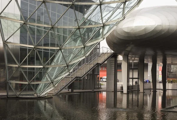 Milan veletrhu moderní budova s architekturou skla a oceli — Stock fotografie