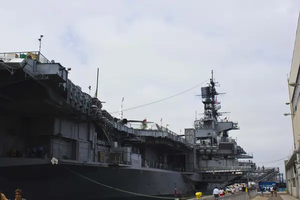 Катер-музей USS Midway в гавани Сан-Диего — стоковое фото