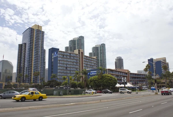 San Diego centrum og en gul taxa - Stock-foto
