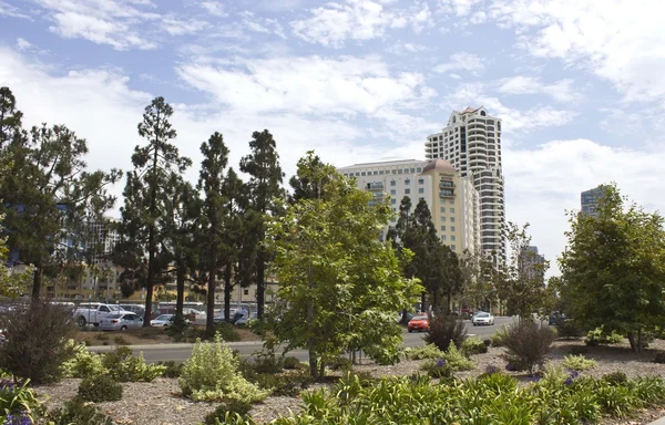 Weergave van Embassy Suites Hotel from Ruocco Park in San Diego — Stockfoto