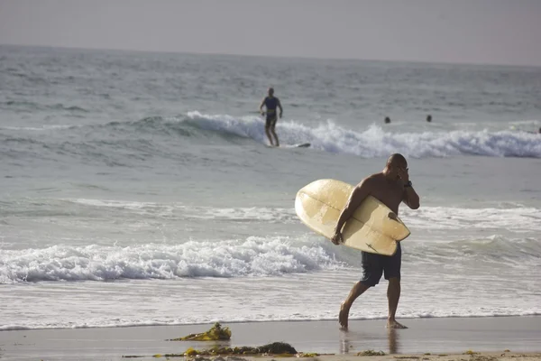 Surfista saindo da água em Mission Bay em San Diego — Fotografia de Stock