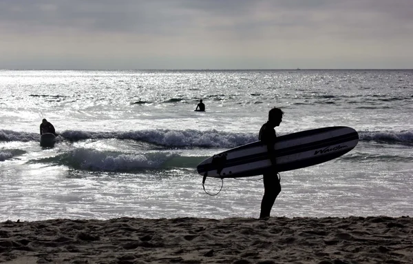 A San Diego-Mission beach napnyugtakor partvidéke szörfös — Stock Fotó