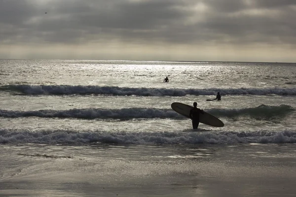 Surfare på kusten av San Diego Mission beach — Stockfoto