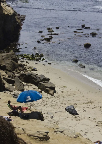 Life guard umbrella in an isolated beach in La Jolla — Stock Photo, Image