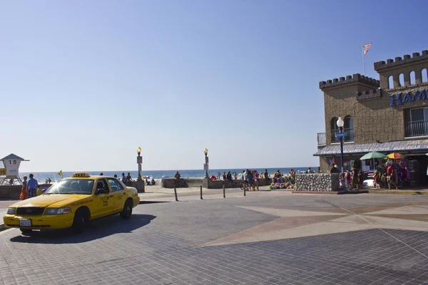 Yellow taxi in front of Mission Bay beach — стокове фото