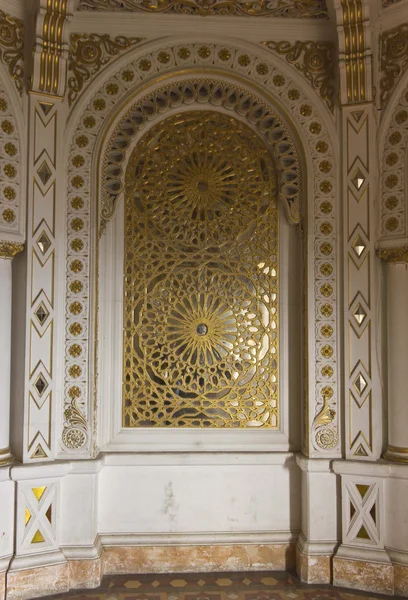 Detalle del arco de oro dentro del Castillo de Sammezzano en Italia — Foto de Stock