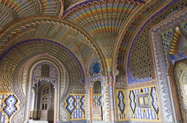 La magnífica sala del pavo real dentro del castillo abandonado Sammezzano en el corazón de Italia — Foto de Stock