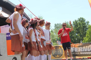 Takım çalışan rekabet komik olarak İskoç giyinmiş