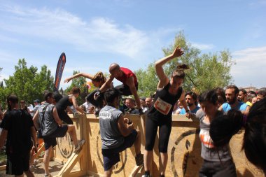 Bir grup insan üzerinde bir engel atlama