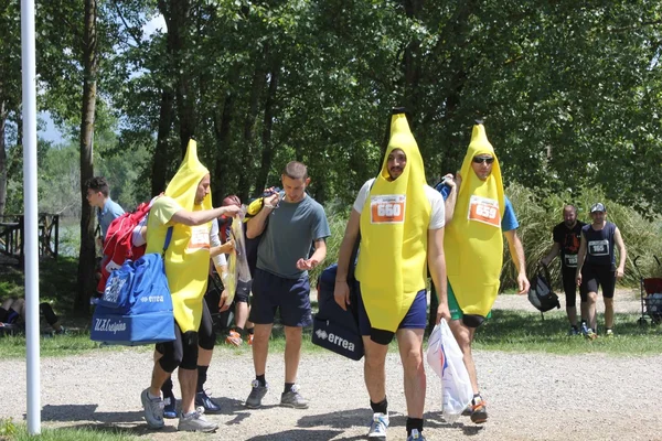 Mannen grappig verkleed als bananen — Stockfoto