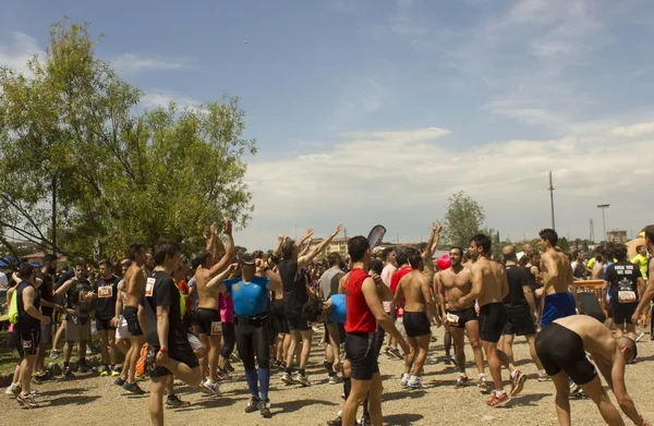 Persone che fanno stretching prima dell'inizio di una gara di corsa — Foto Stock