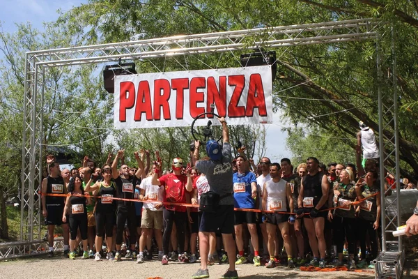 Athletes ready to go at the starting line — Stock Photo, Image