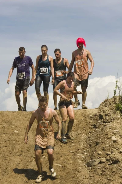 Partecipante a Inferno Run vicino Firenze scendendo su un ripido pendio — Foto Stock
