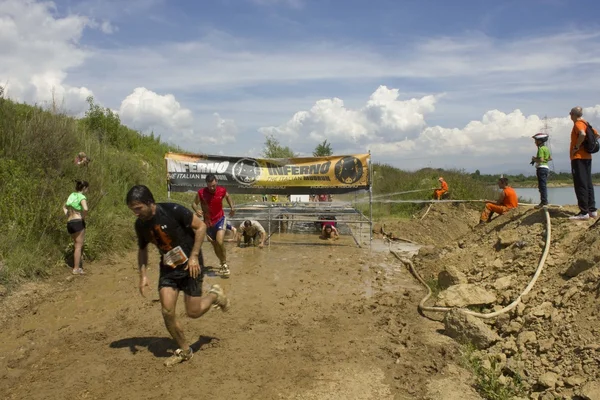 Mensen lopen na goedkeuring onder de draden — Stockfoto