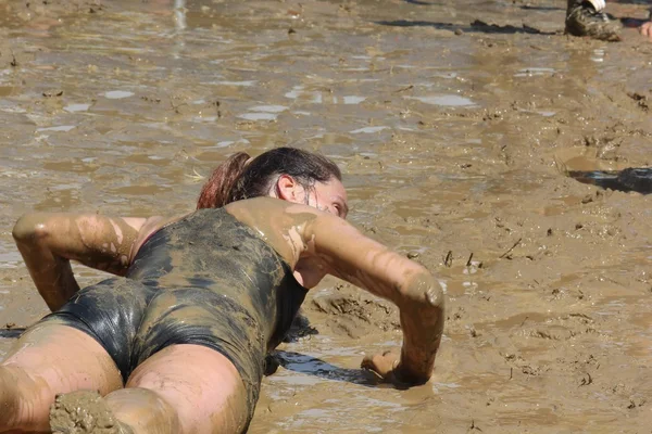 A woman lie down in the mud — Stock Photo, Image