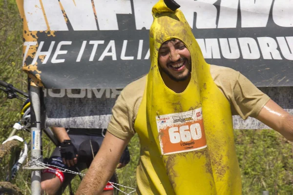 Man dressed as a banana during the mud race competition — Stockfoto