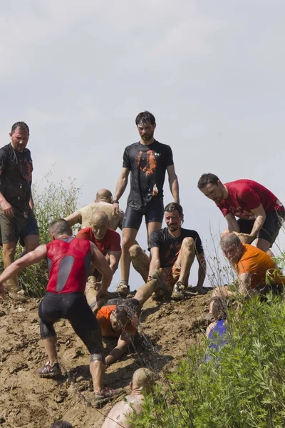 Solidarietà attraverso il partecipante al Mud run vicino a Firenze — Foto Stock