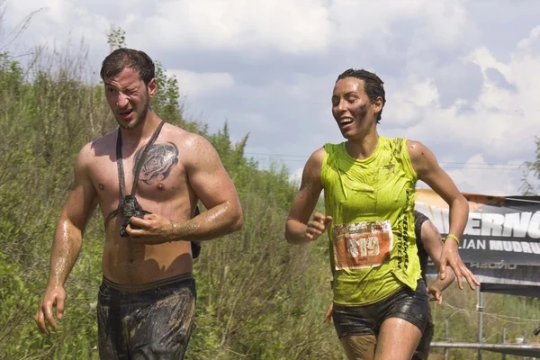 Couple of participant at an Italian Mud Run — Stockfoto