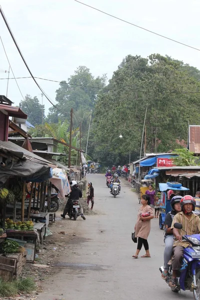 Marché de rue traditionnel dans les Sulawesi — Photo