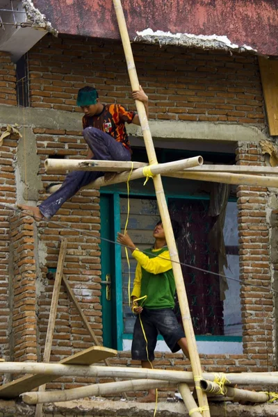 Muncitori indonezieni într-un șantier de construcții — Fotografie, imagine de stoc