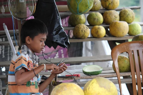 İş yerinde genç Endonezya çocuk — Stok fotoğraf