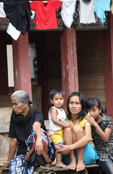 Retrato de uma pobre família Torajan — Fotografia de Stock