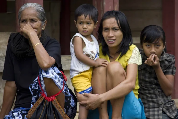 Portrait of a poor Torajan family — Stock Photo, Image