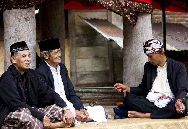 Старший индонезиец сидит на полу — стоковое фото